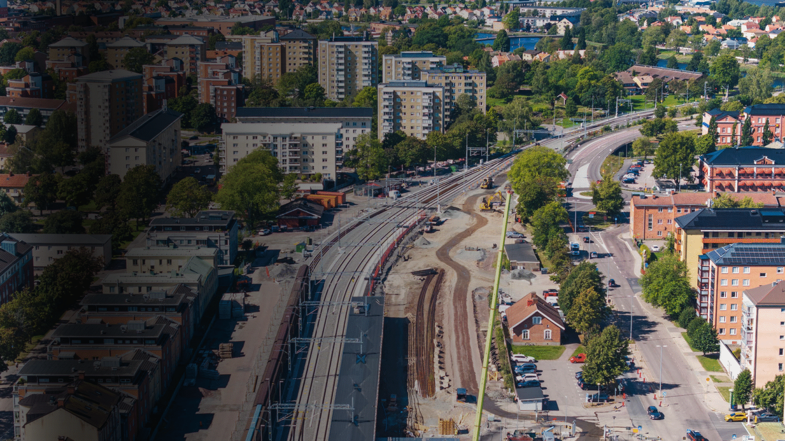 Flygfoto över ett tågspår i en stad.